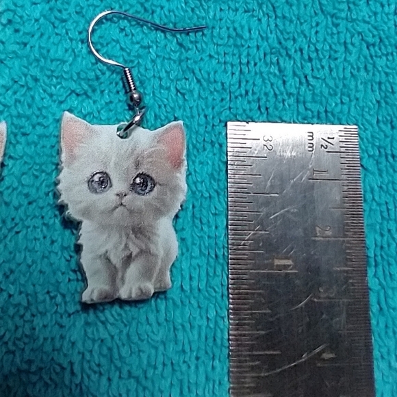 Cute white kitten cat blue eyes pink ears wire dangle earrings - Picture 3 of 3